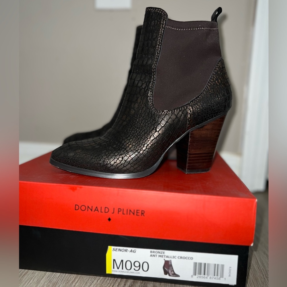 DONALD J PLINER Senor -AG Women’s Size 9 Bronze with box